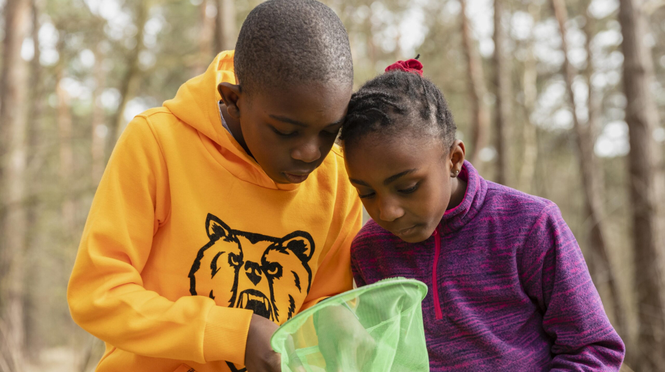 kids-looking-through-their-fishing-nets